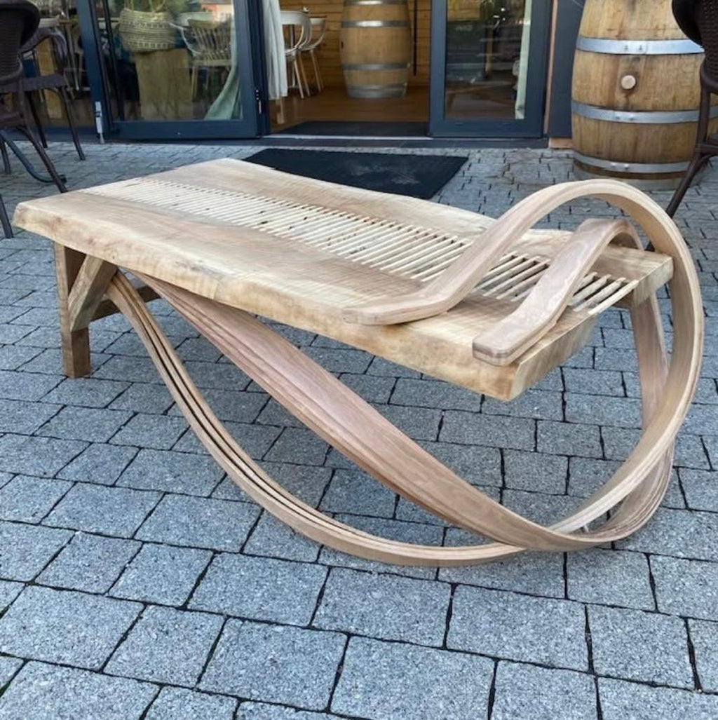 Table basse rayée – Pieds en vague, design organique