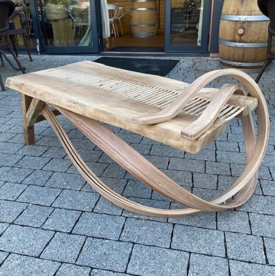 Table basse rayée – Pieds en vague, design organique