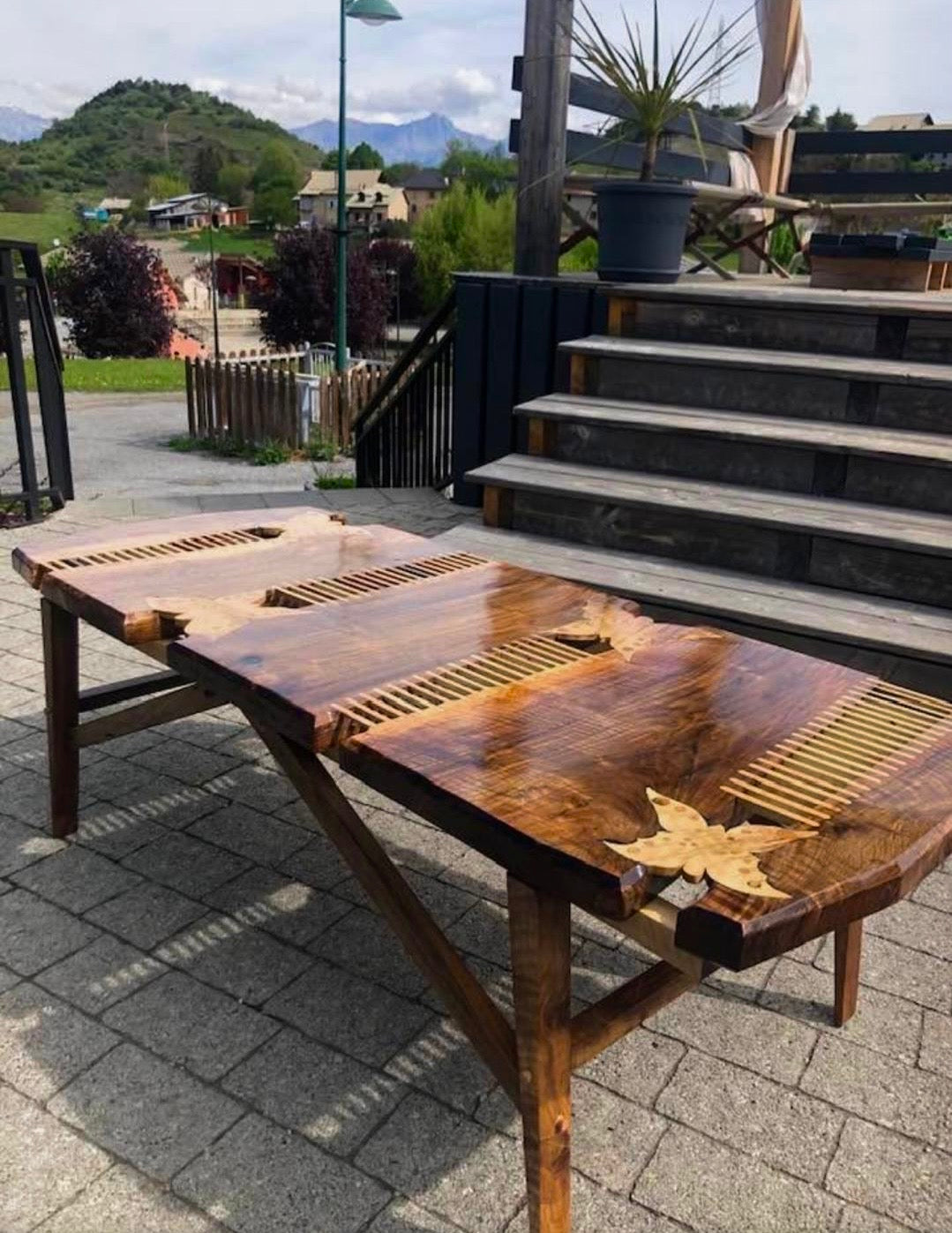 Table en noyer massif – Marqueterie papillon