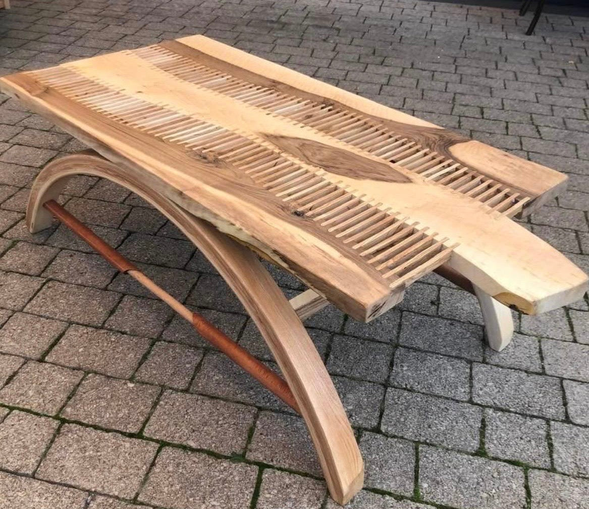 Table basse rayée – Pieds arrondis, design contemporain