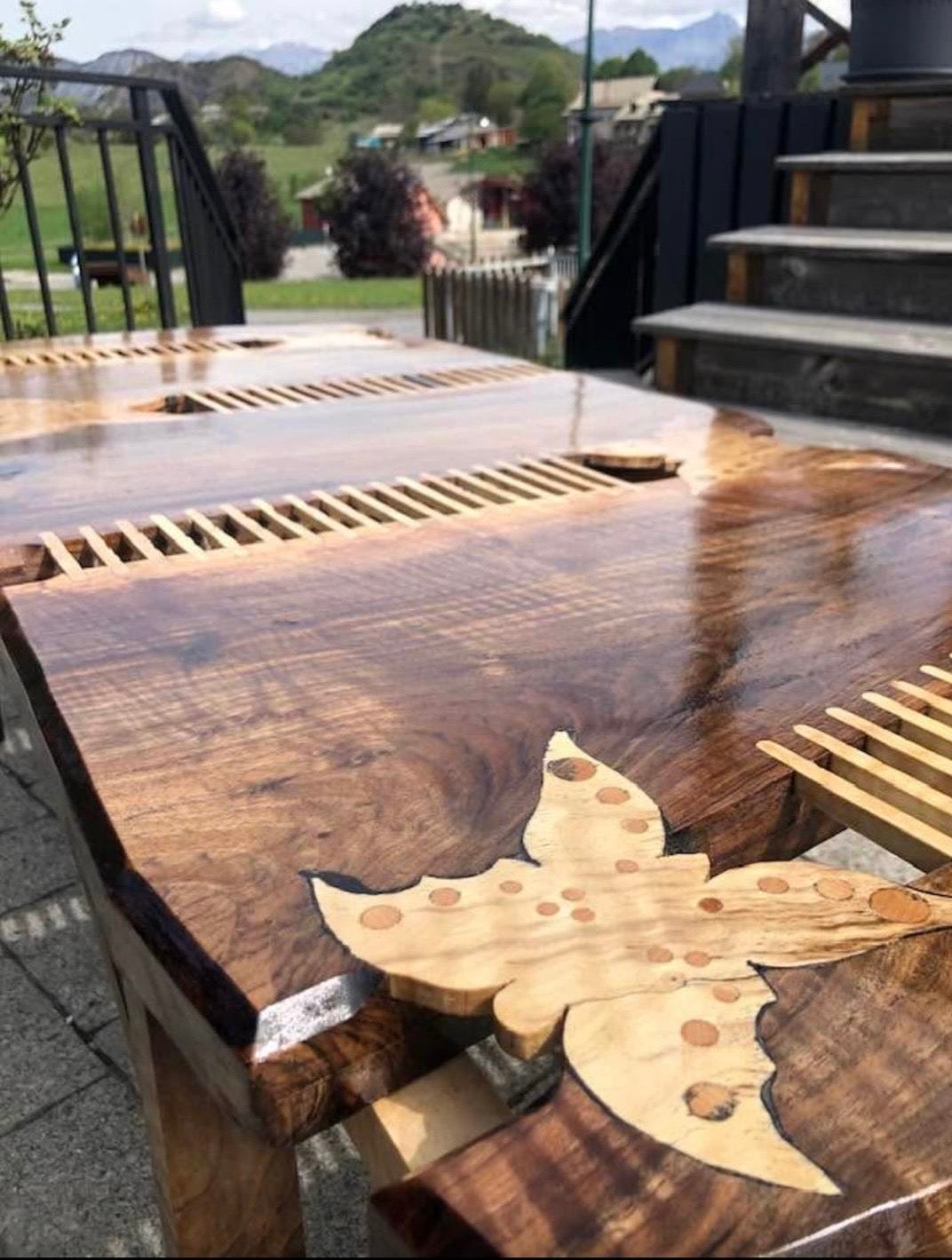 Table en noyer massif – Marqueterie papillon