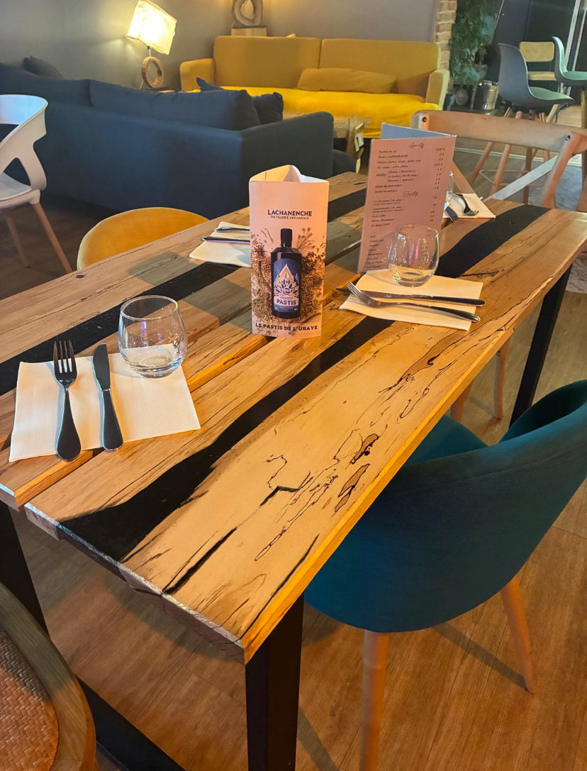 Table noire en résine – Design contemporain