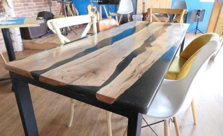 Table noire en résine – Design contemporain