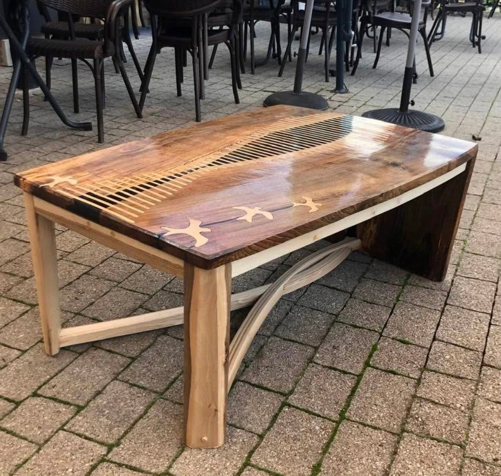 Table artisanale – Incrustation d’oiseau en marqueterie