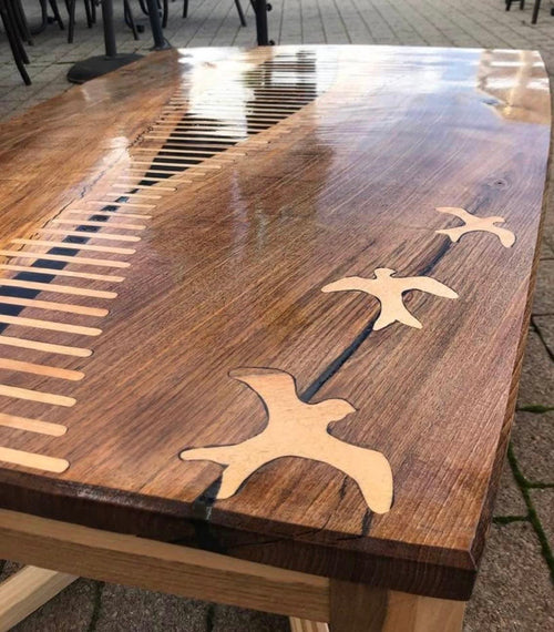 Table artisanale – Incrustation d’oiseau en marqueterie
