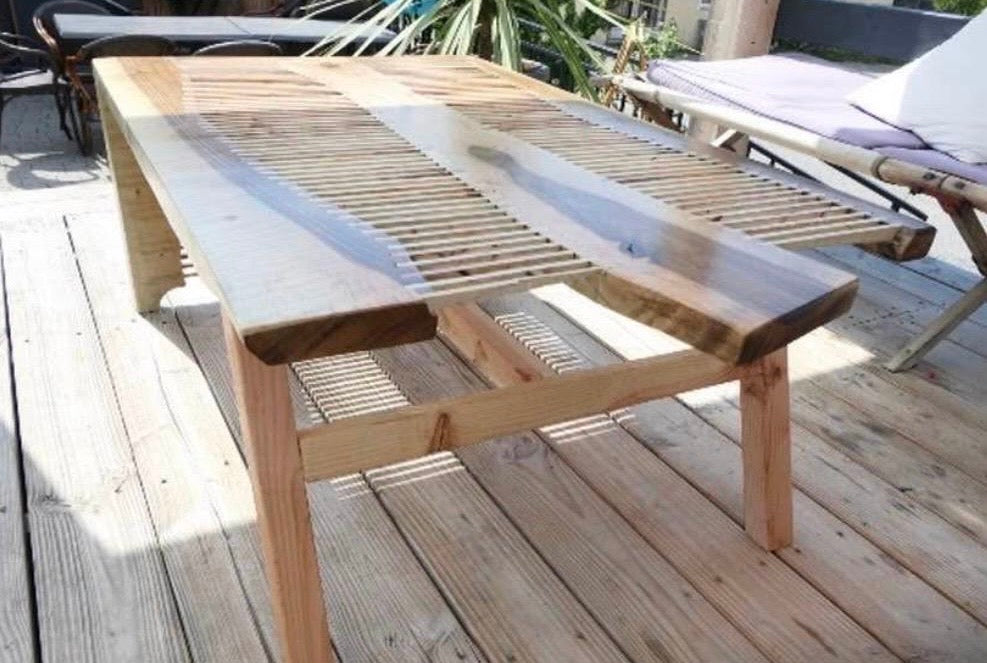 Table artisanale – Motif rayé en incrustations de bois