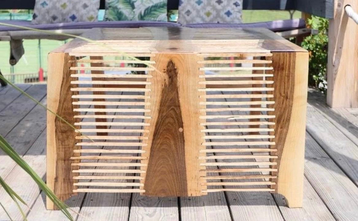 Table artisanale – Motif rayé en incrustations de bois
