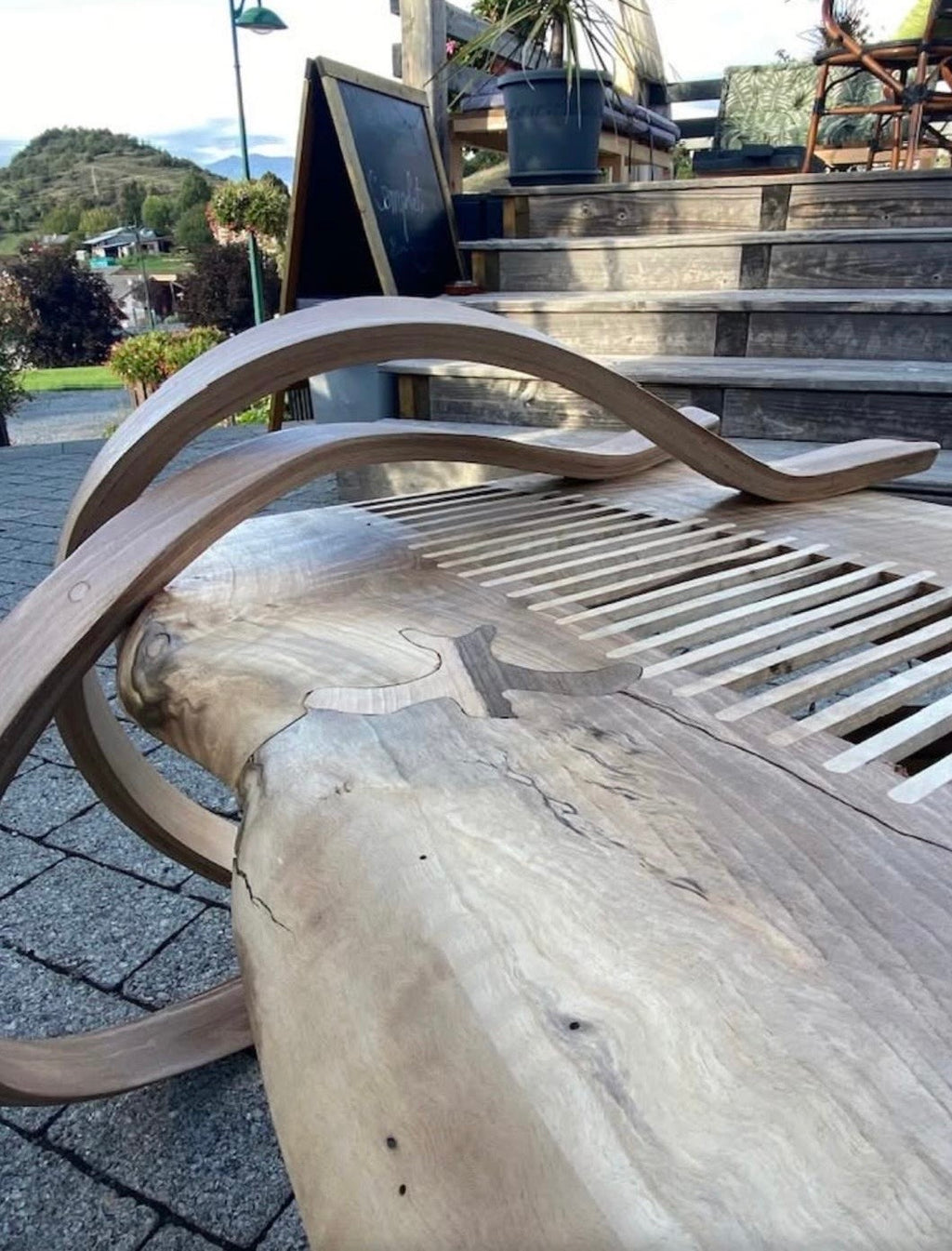 Table basse rayée – Pieds en vague, design organique