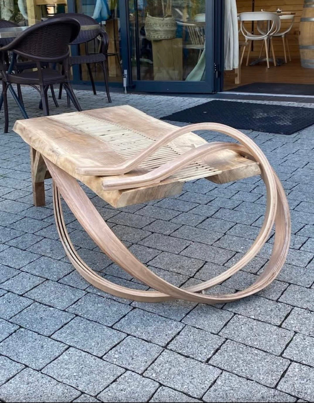 Table basse rayée – Pieds en vague, design organique